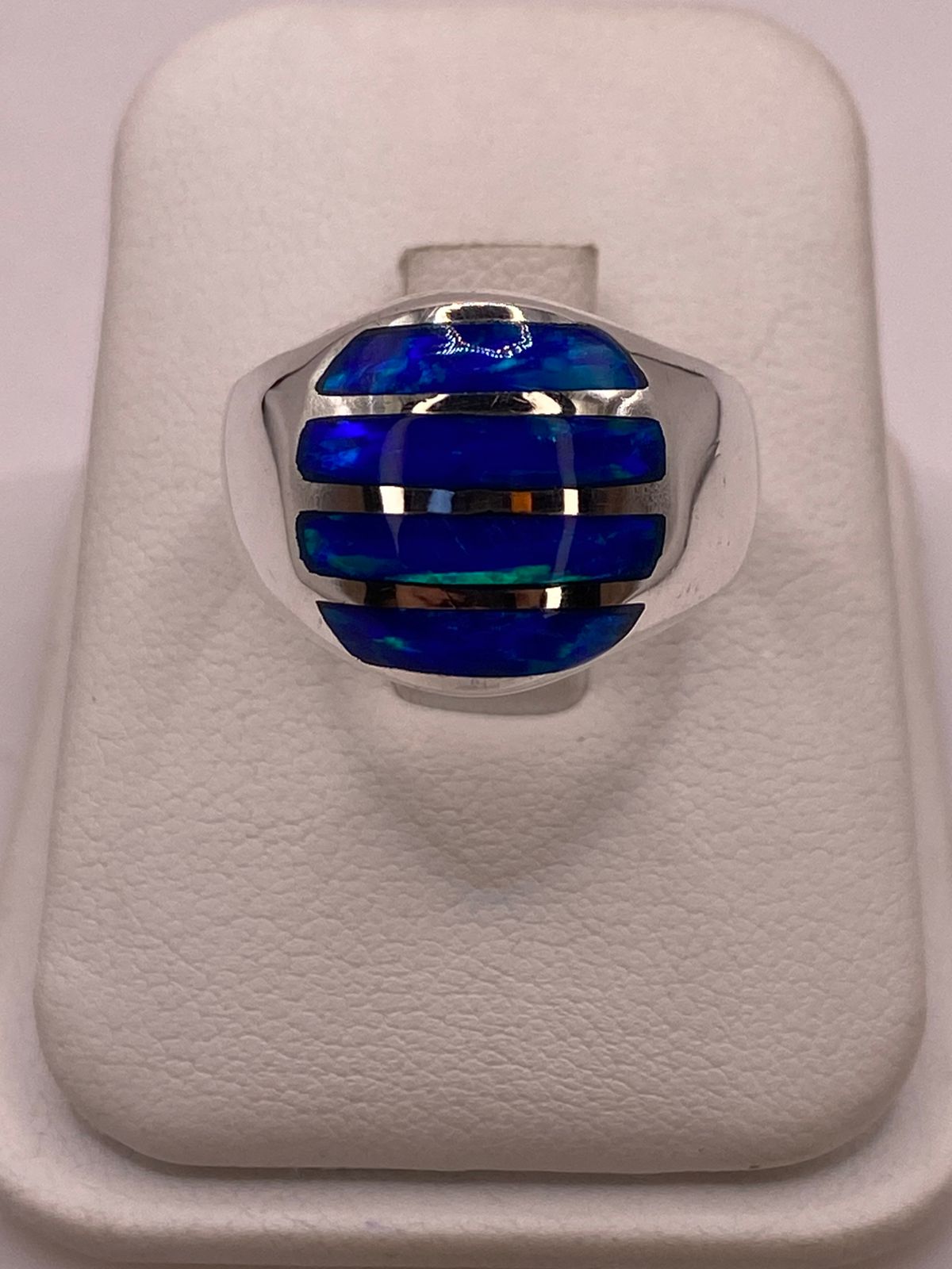 Anillo Moderno en Plata Ley 925 con Ópalo de Fuego Azul, vista lateral