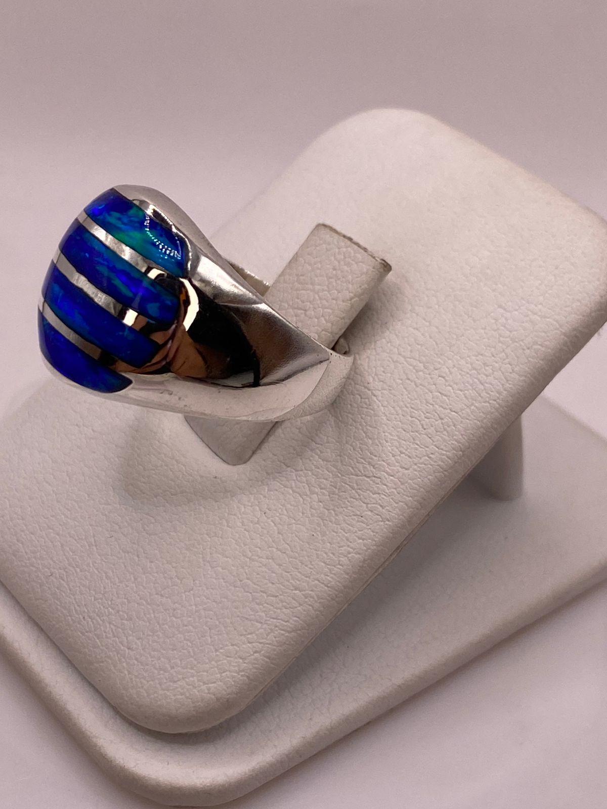 Anillo Moderno en Plata Ley 925 con Ópalo de Fuego Azul, sello de autenticidad Plata Ley .925