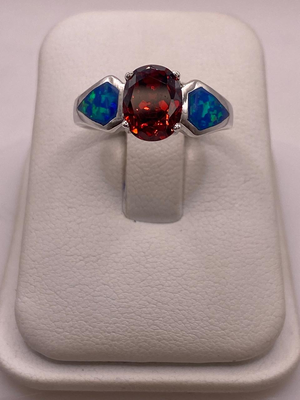 Anillo Moderno de Plata 925 con Ópalo de Fuego y Zirconia en báscula mostrando peso