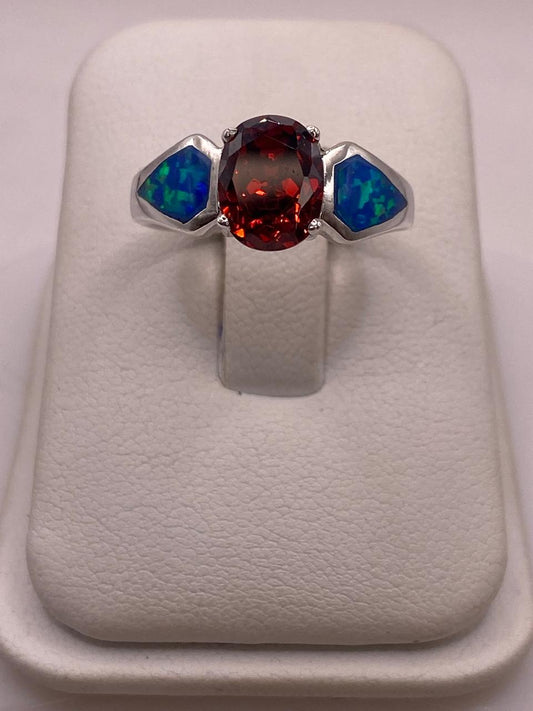Anillo Moderno de Plata 925 con Ópalo de Fuego y Zirconia en báscula mostrando peso