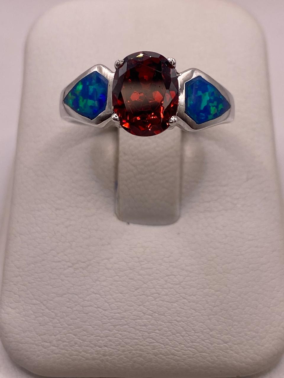 Anillo Moderno de Plata 925 con Ópalo de Fuego y Zirconia, vista de detalle