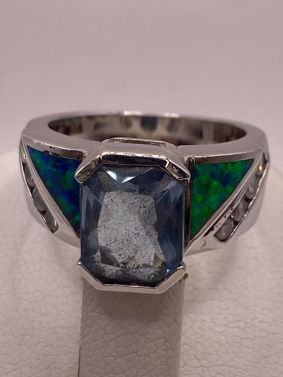 Anillo Moderno de Plata 925 con Ópalo de Fuego y Zirconia, vista de detalle