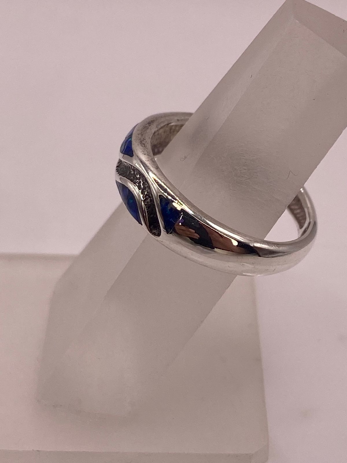 Anillo Moderno de Plata 950 con Ópalo de Fuego, vista de detalle