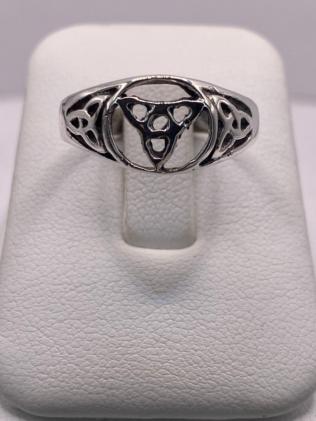 Anillo Nudo Celta Triquetra en Plata .925, vista frontal