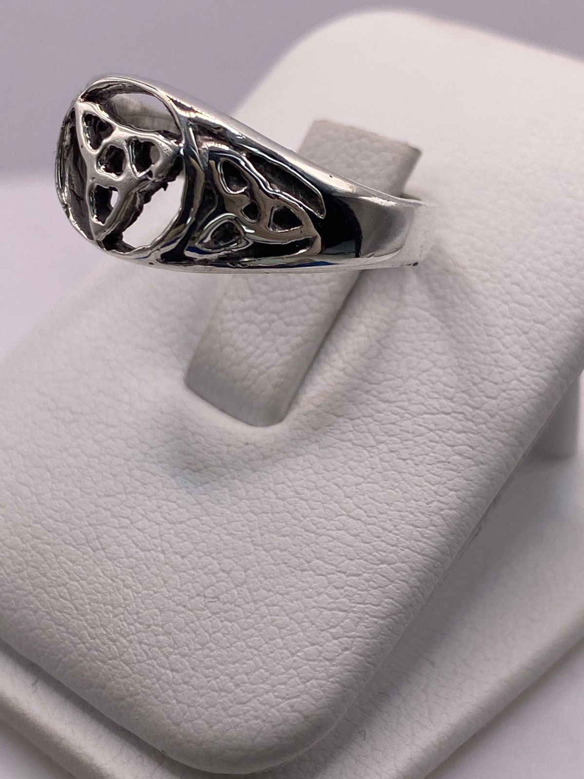 Anillo Nudo Celta Triquetra en Plata .925, vista lateral