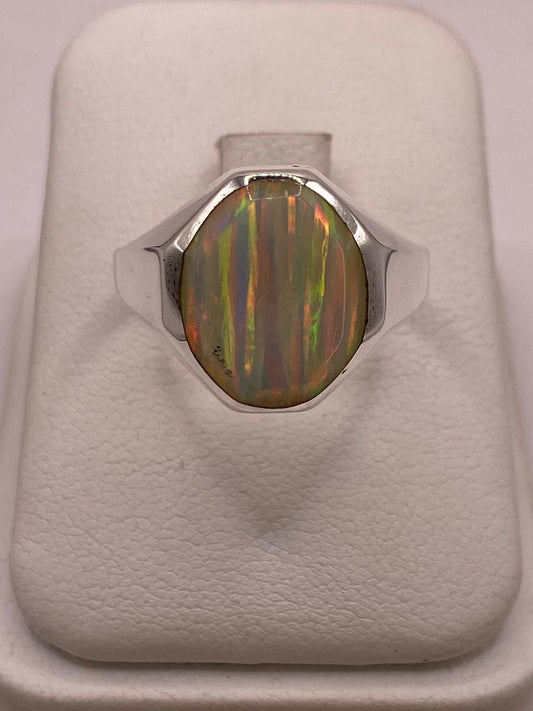 Anillo Octagonal con Ópalo de Fuego en Plata .950 en báscula mostrando peso