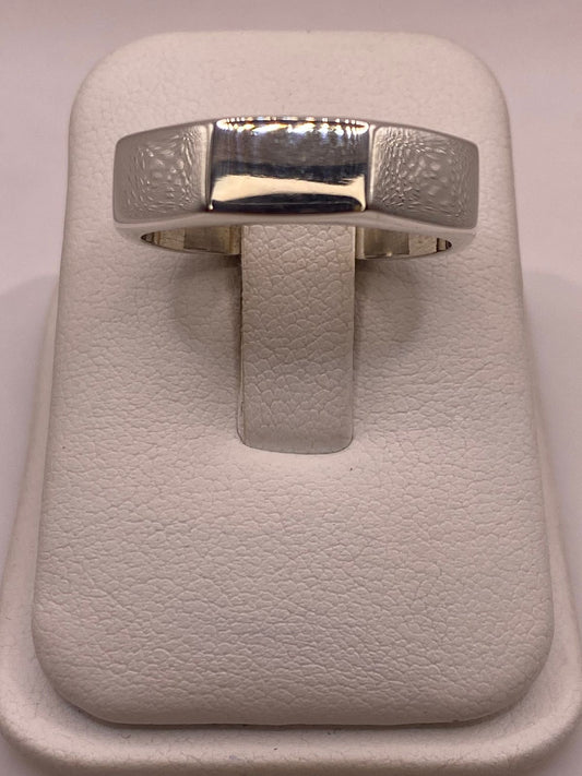 Anillo Octagonal Pulido en Plata .925 en báscula mostrando peso