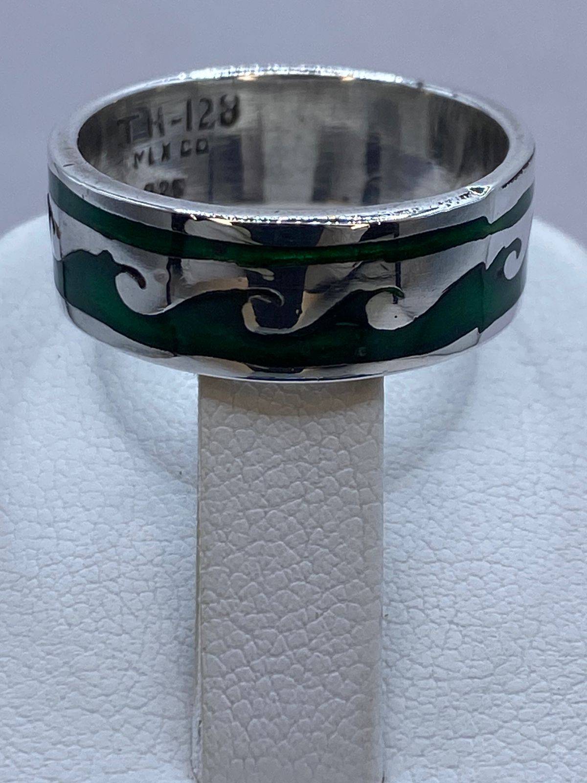 Anillo Olas Elegantes en Plata .925 con Malaquita, sello de autenticidad Plata Ley .925
