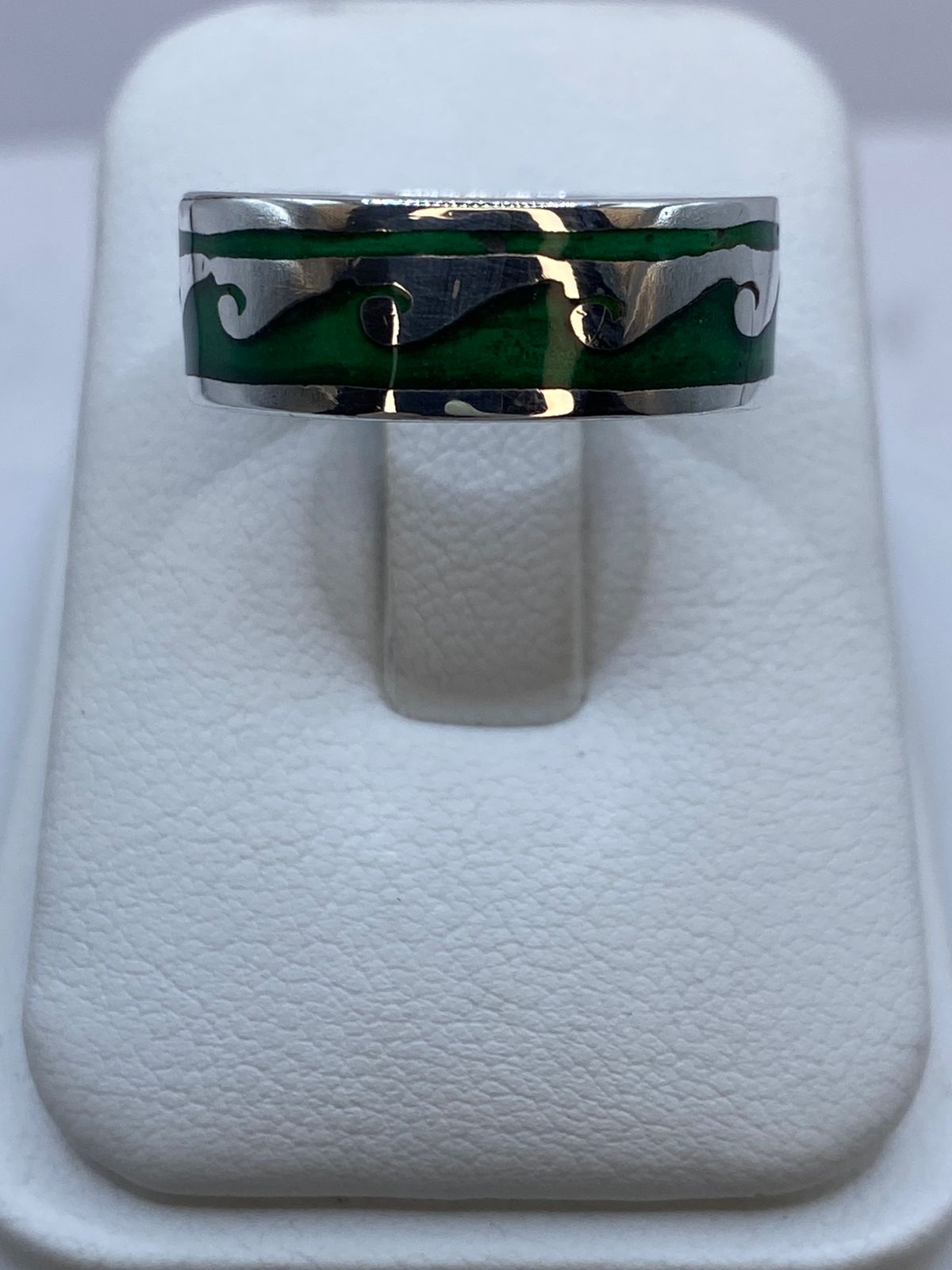 Anillo Olas Elegantes en Plata .925 con Malaquita — vista lateral