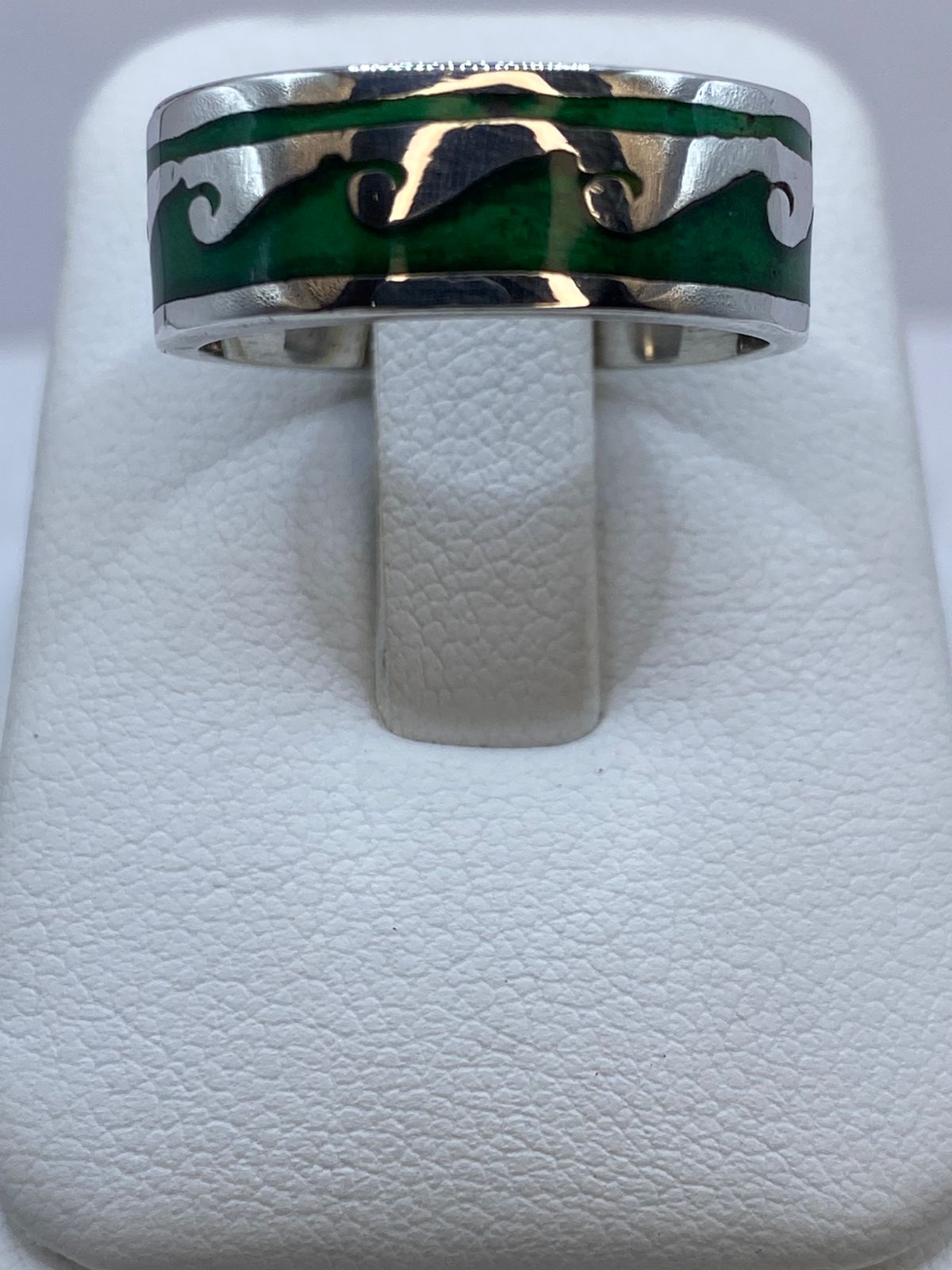 Anillo Olas Elegantes en Plata .925 con Malaquita, vista lateral