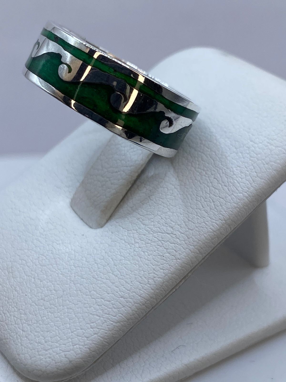 Anillo Olas Elegantes en Plata .925 con Malaquita, vista frontal