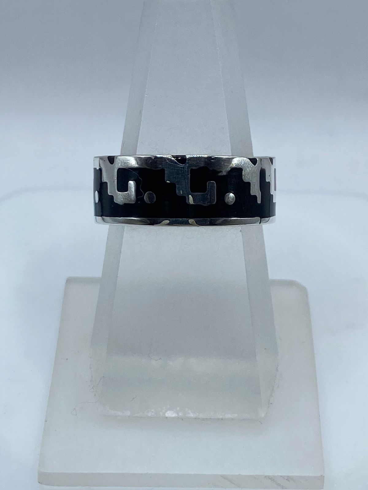 Anillo de Olas Geométricas en Plata .925 con Ónix Negro — vista lateral