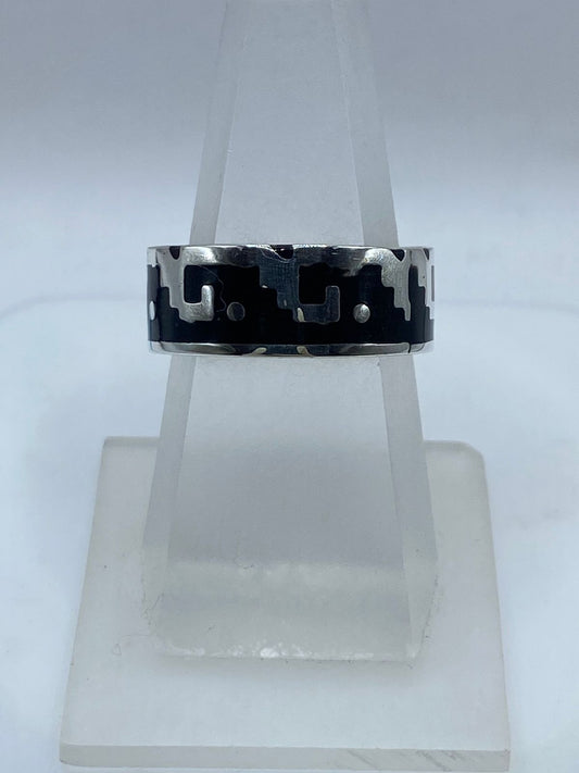 Anillo de Olas Geométricas en Plata .925 con Ónix Negro — vista lateral