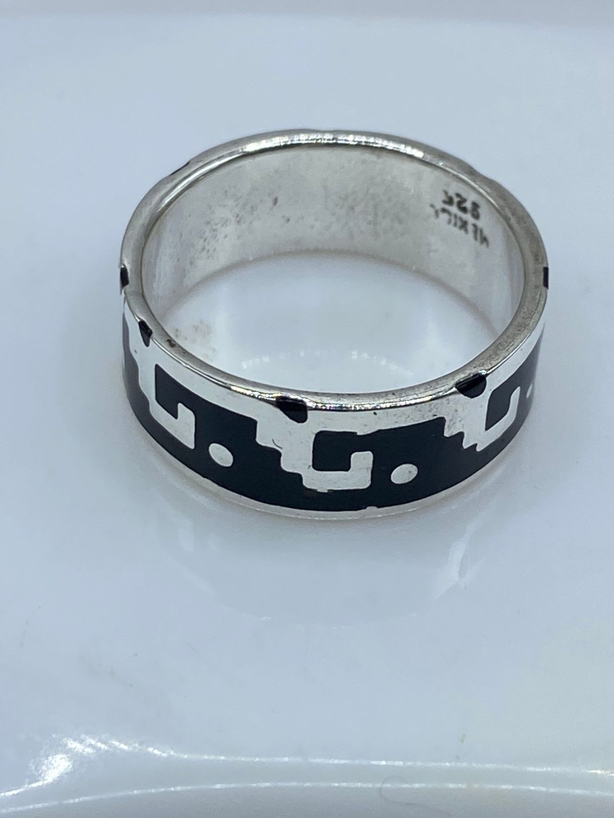 Anillo de Olas Geométricas en Plata .925 con Ónix Negro, sello de autenticidad Plata Ley .925