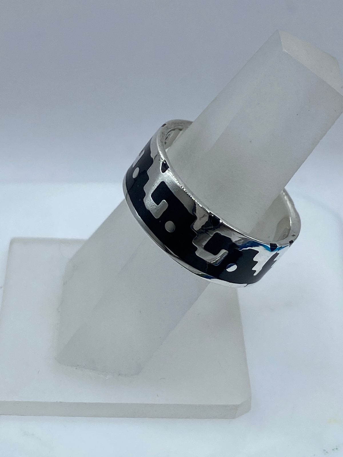 Anillo de Olas Geométricas en Plata .925 con Ónix Negro, vista frontal