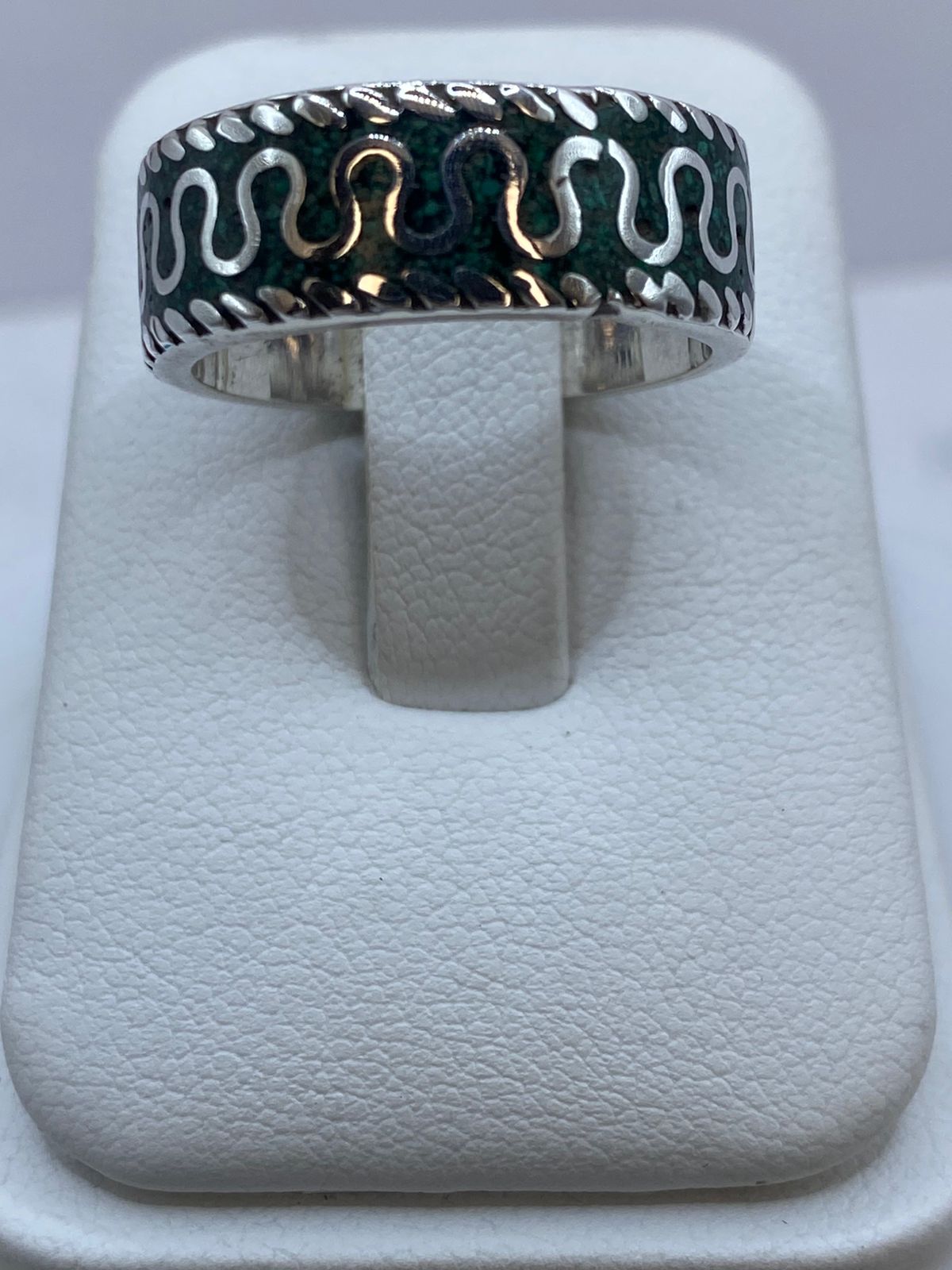 Anillo Ondas Ancestrales en Plata .925 con Malaquita — vista lateral