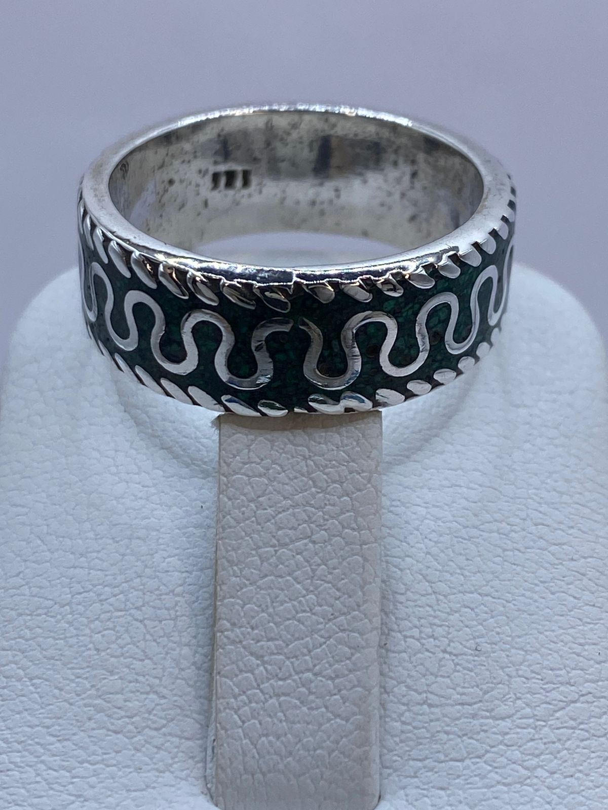 Anillo Ondas Ancestrales en Plata .925 con Malaquita, sello de autenticidad Plata Ley .925