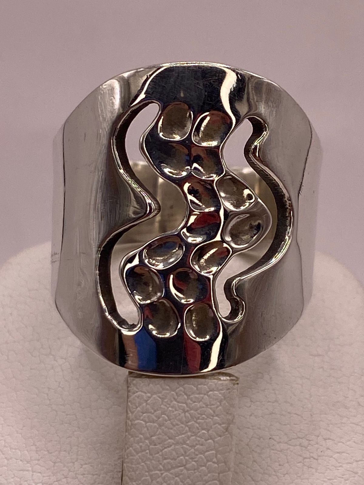 Anillo Ondas con Textura Martillada en Plata .925, vista superior