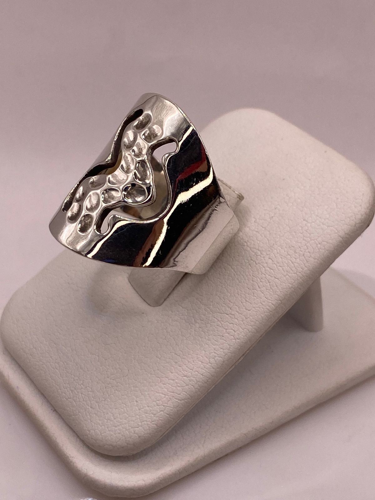 Anillo Ondas con Textura Martillada en Plata .925, vista frontal