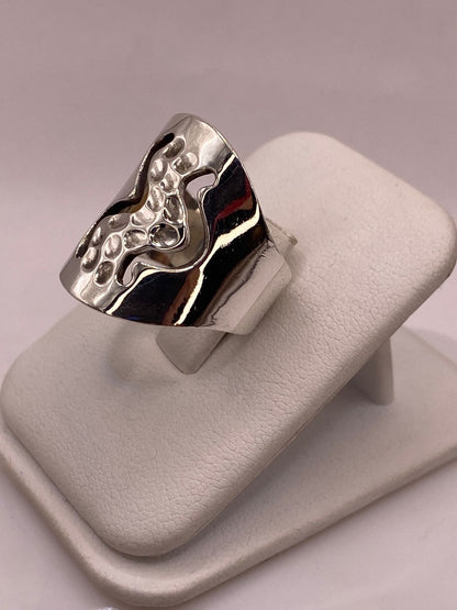 Anillo Ondas con Textura Martillada en Plata .925, vista lateral
