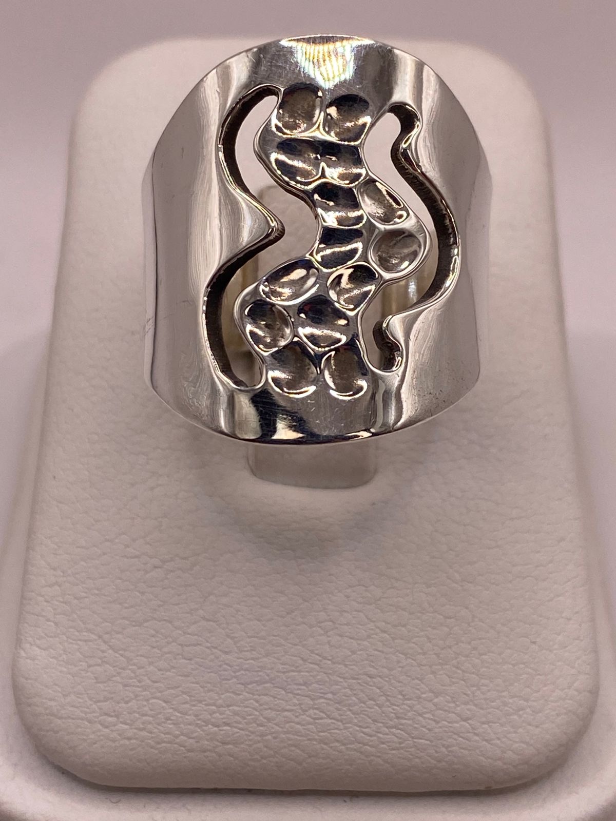 Anillo Ondas con Textura Martillada en Plata .925, vista de detalle