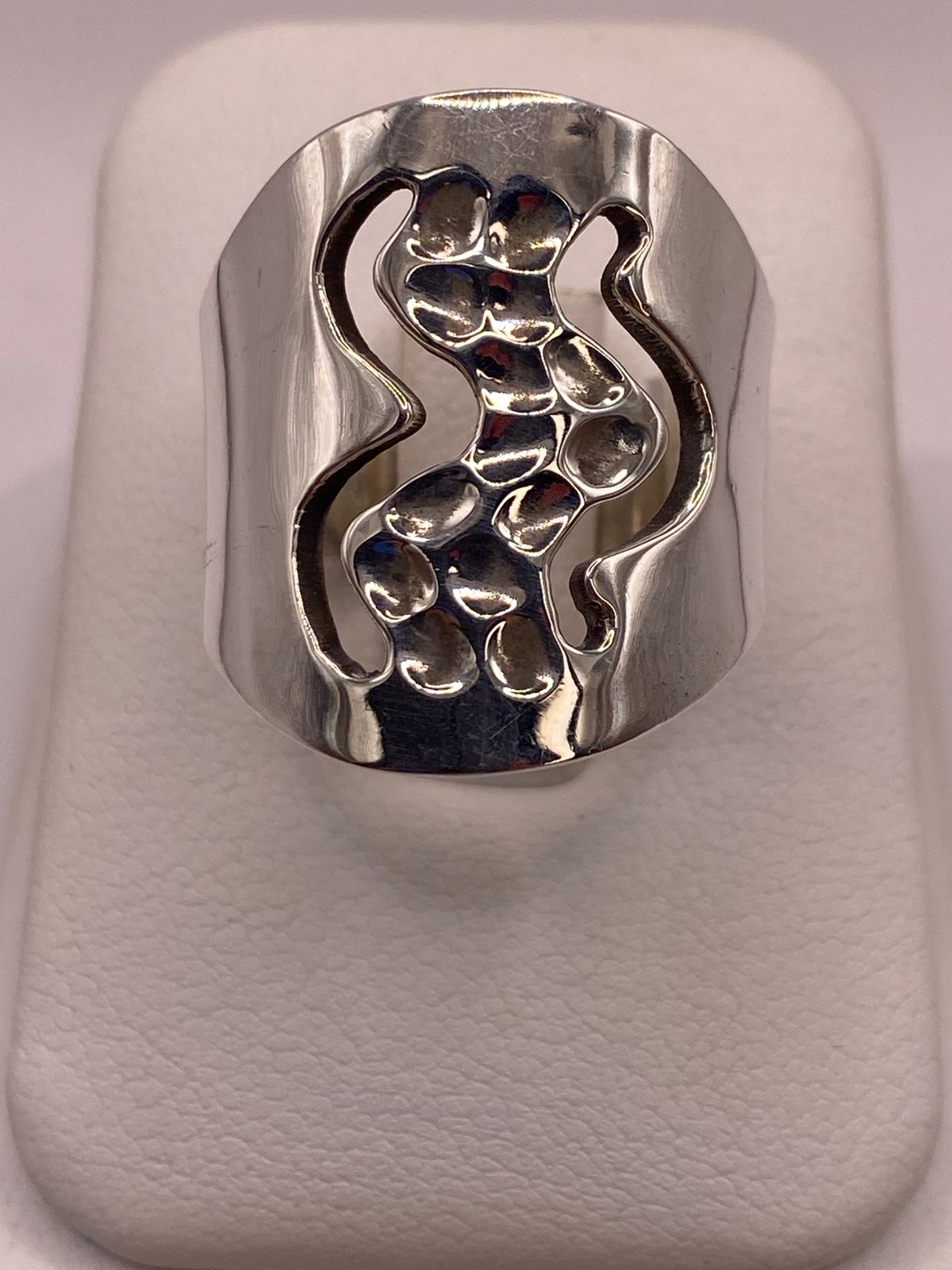 Anillo Ondas con Textura Martillada en Plata .925, vista frontal