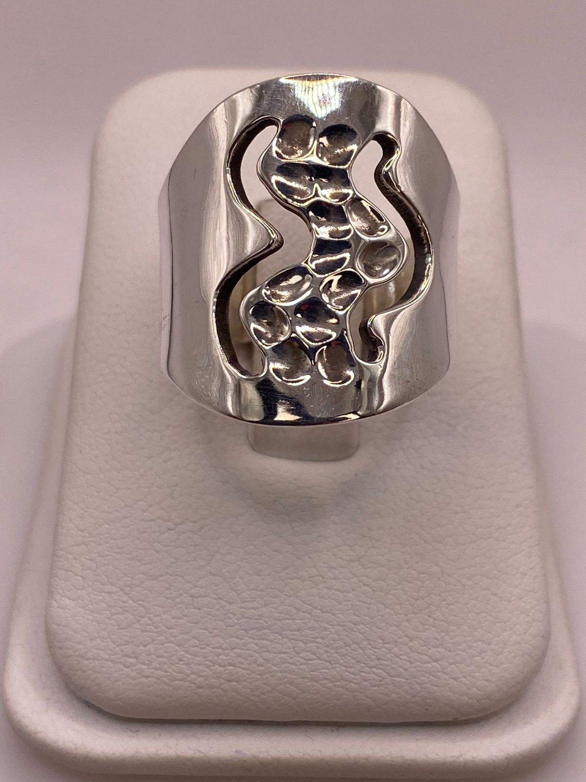 Anillo Ondas con Textura Martillada en Plata .925 en báscula mostrando peso