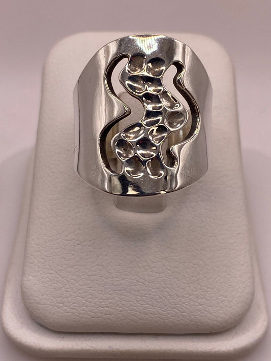 Anillo Ondas con Textura Martillada en Plata .925 en báscula mostrando peso