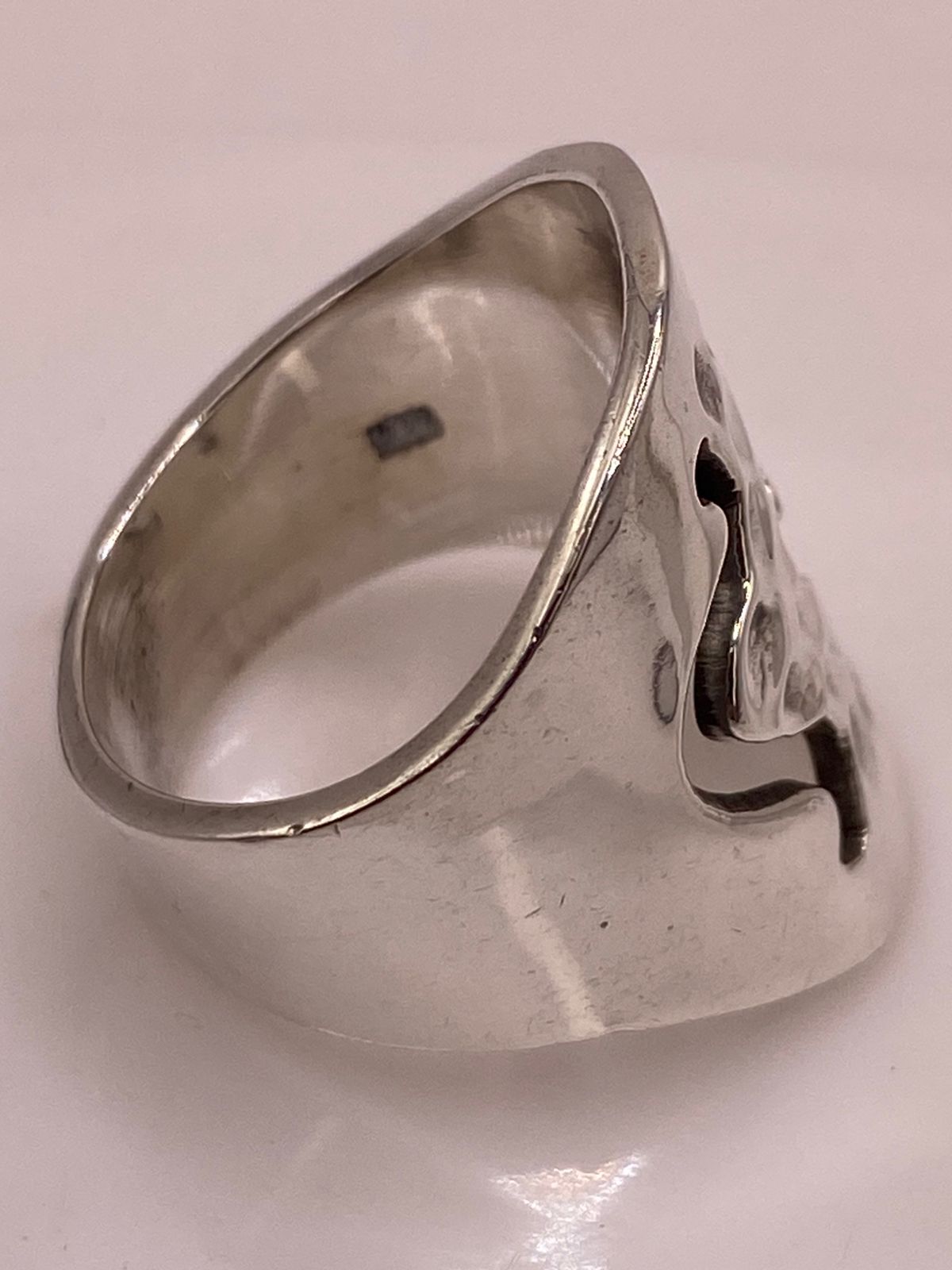 Anillo Ondas con Textura Martillada en Plata .925, sello de autenticidad Plata Ley .925