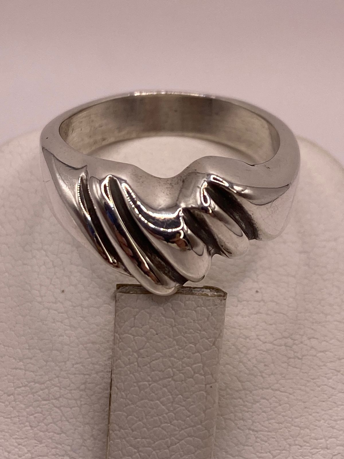 Anillo Ondulado Contemporáneo en Plata .925, vista de detalle
