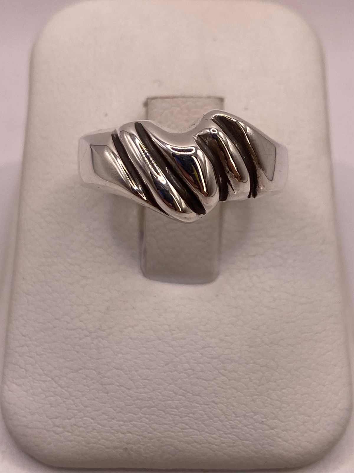 Anillo Ondulado Contemporáneo en Plata .925 — ángulo diagonal
