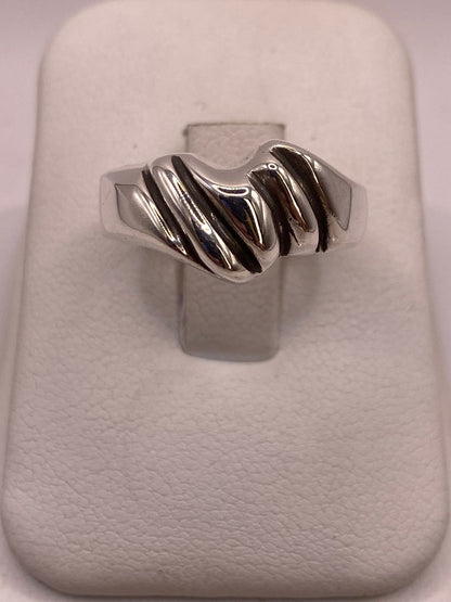 Anillo Ondulado Contemporáneo en Plata .925 — ángulo diagonal