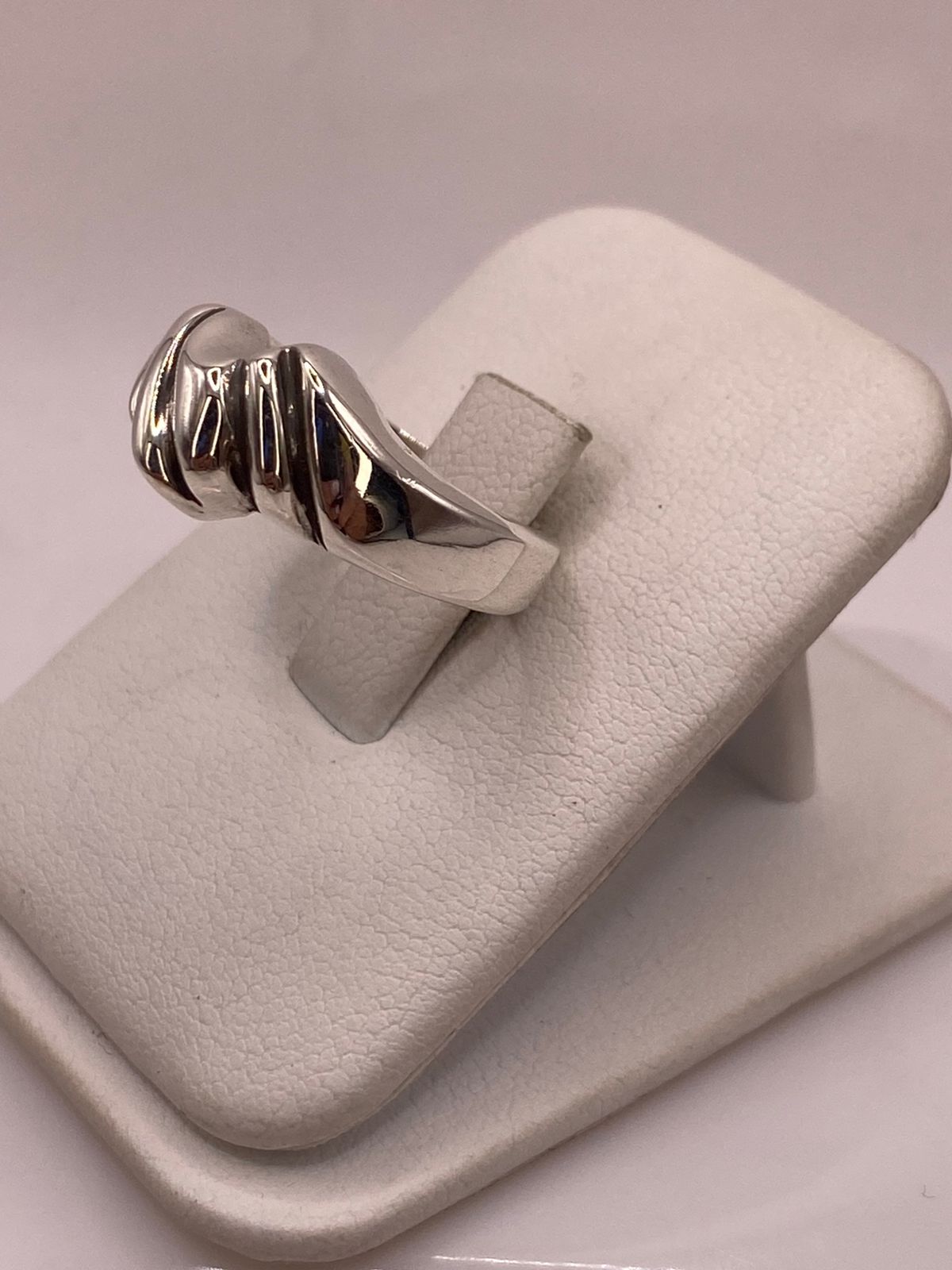 Anillo Ondulado Contemporáneo en Plata .925, vista lateral