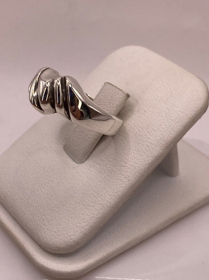 Anillo Ondulado Contemporáneo en Plata .925, vista lateral