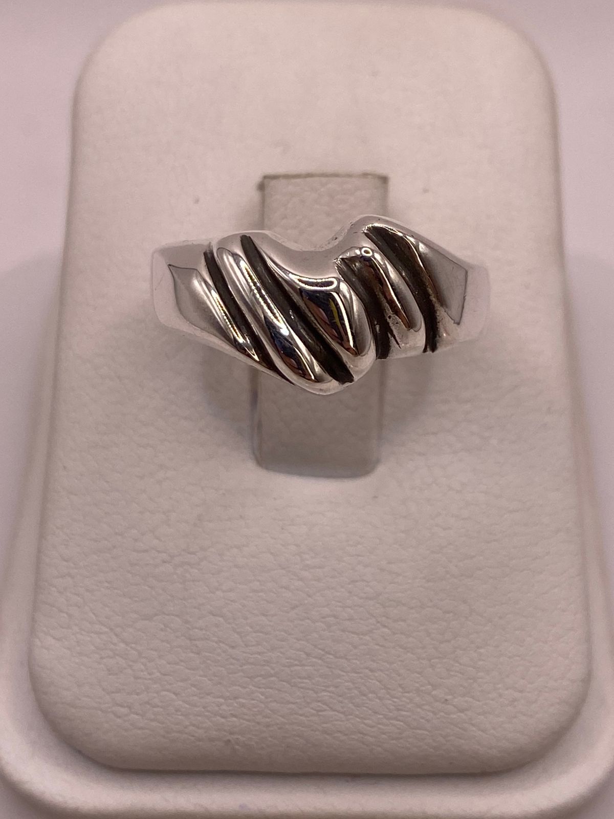 Anillo Ondulado Contemporáneo en Plata .925, vista frontal