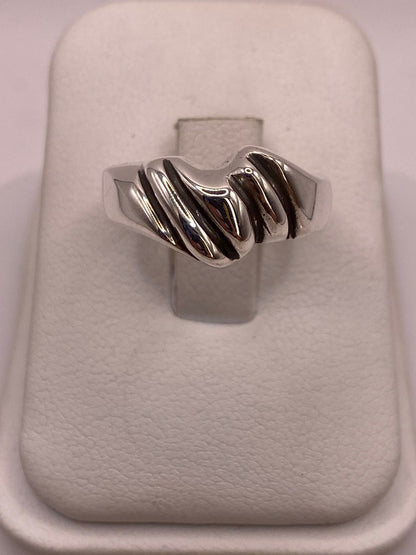 Anillo Ondulado Contemporáneo en Plata .925, vista frontal