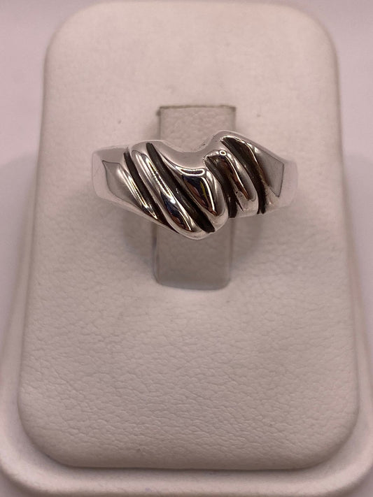 Anillo Ondulado Contemporáneo en Plata .925, vista frontal