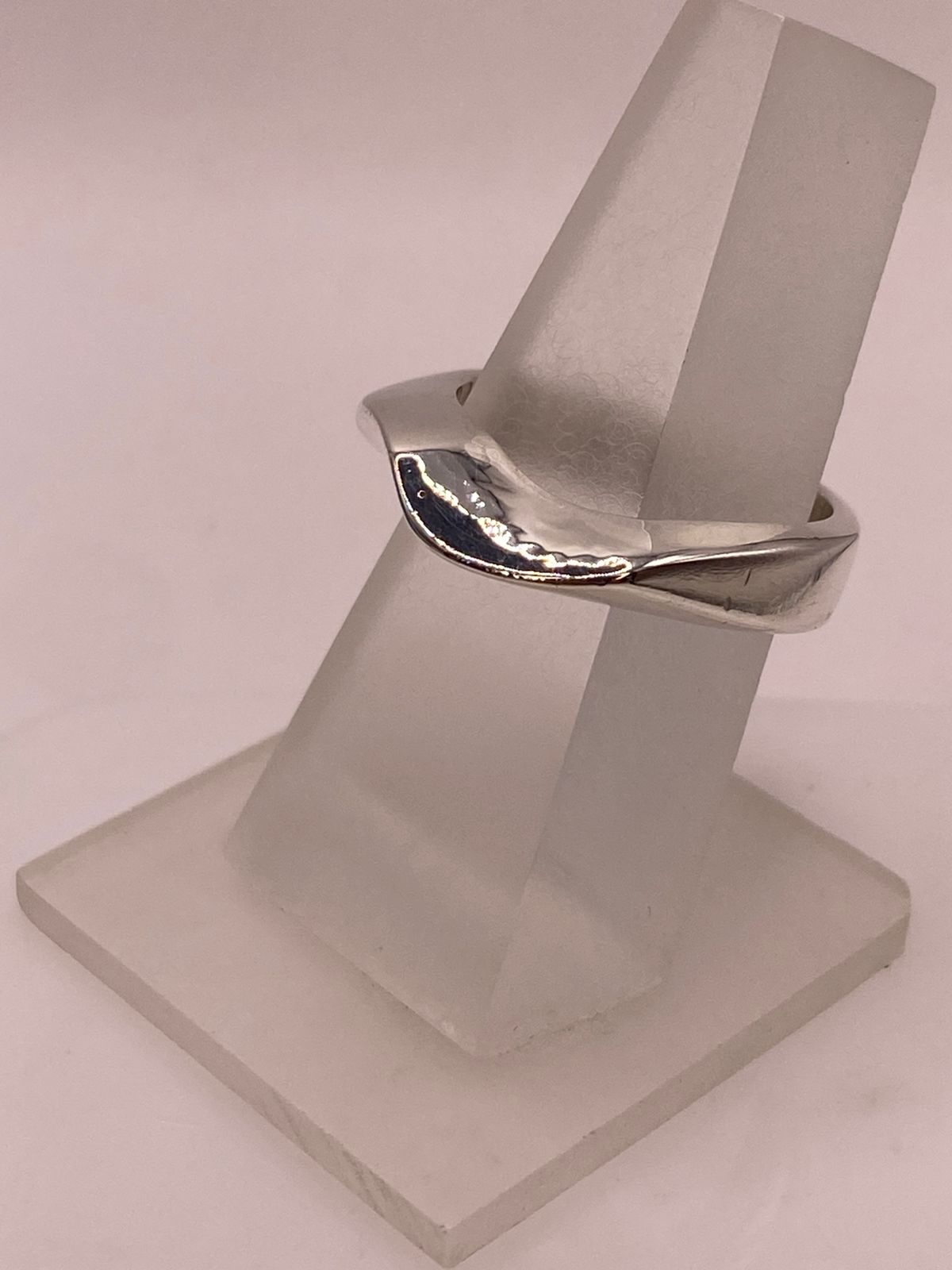 Anillo Ondulado Martillado en Plata .925, vista frontal