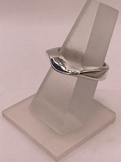 Anillo Ondulado Martillado en Plata .925, vista frontal