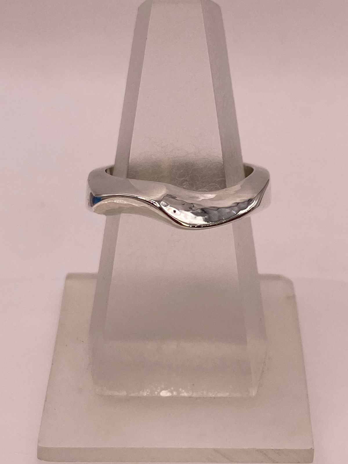 Anillo Ondulado Martillado en Plata .925 — ángulo diagonal