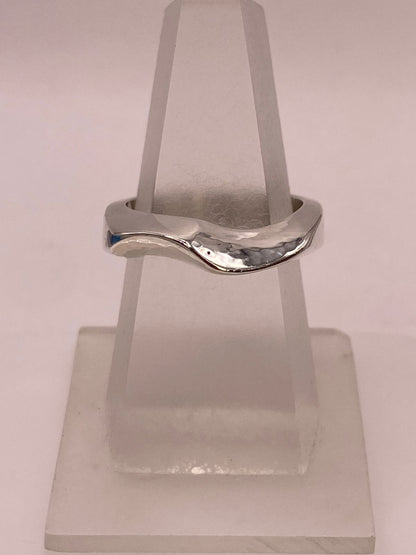 Anillo Ondulado Martillado en Plata .925 — ángulo diagonal
