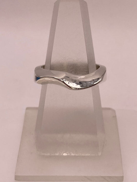 Anillo Ondulado Martillado en Plata .925 — ángulo diagonal