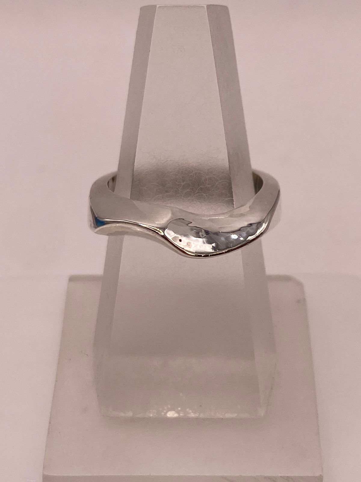 Anillo Ondulado Martillado en Plata .925, vista lateral