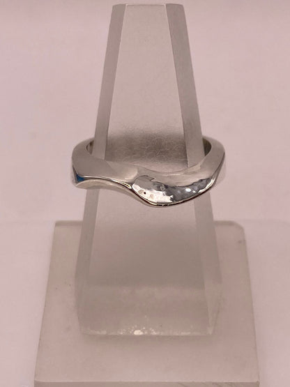 Anillo Ondulado Martillado en Plata .925, vista lateral
