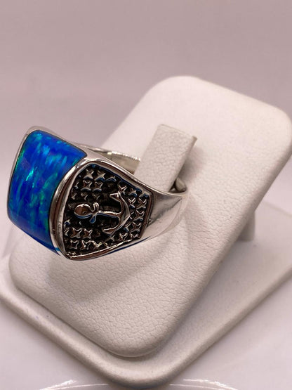 Anillo de Ópalo Azul con Detalle de Ancla en Plata .925, vista de detalle