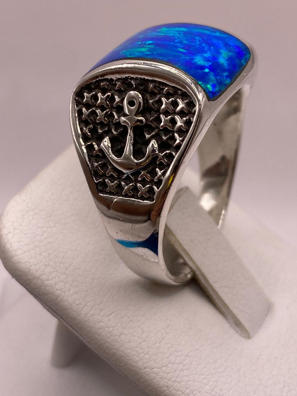 Anillo de Ópalo Azul con Detalle de Ancla en Plata .925, vista frontal