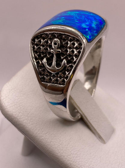 Anillo de Ópalo Azul con Detalle de Ancla en Plata .925, vista frontal