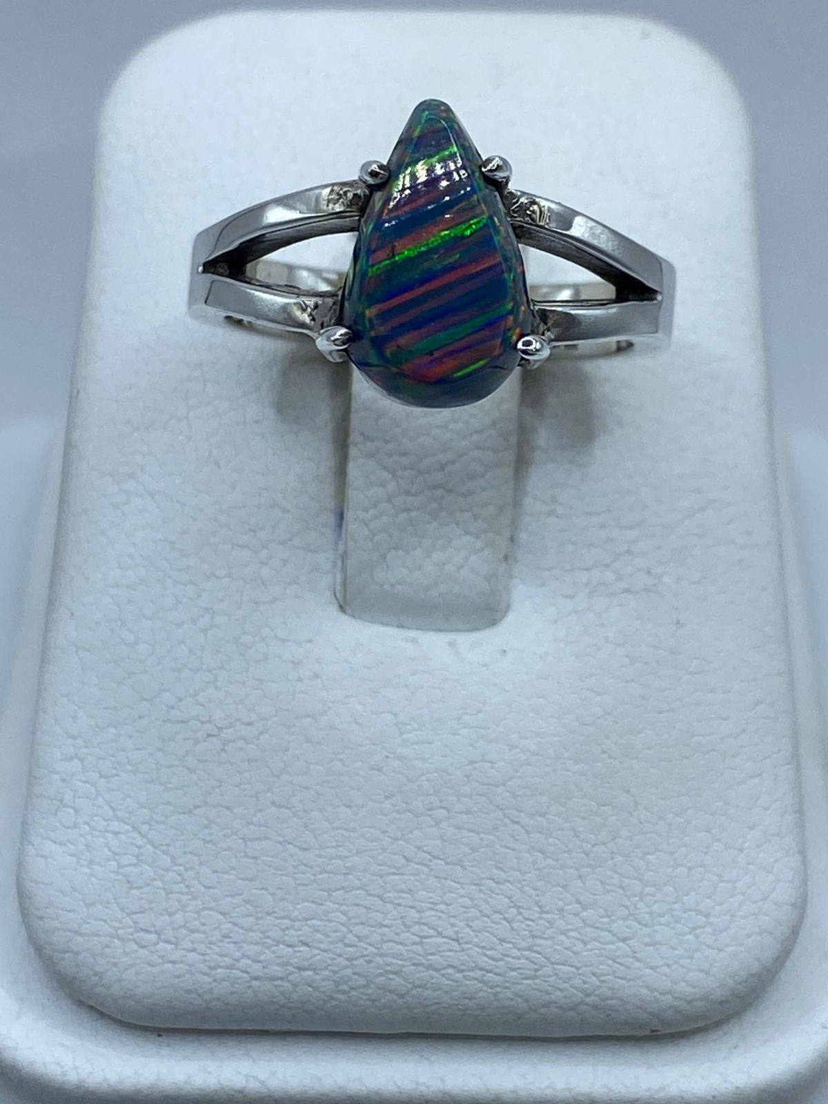 Anillo de Ópalo de Fuego Azul Multicolor en Plata .925 Diseño Moderno Elegante, vista lateral