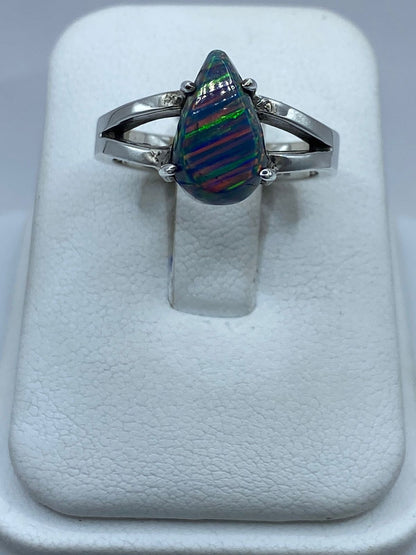 Anillo de Ópalo de Fuego Azul Multicolor en Plata .925 Diseño Moderno Elegante, vista lateral