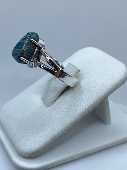 Anillo de Ópalo de Fuego Azul Multicolor en Plata .925 Diseño Moderno Elegante, vista frontal